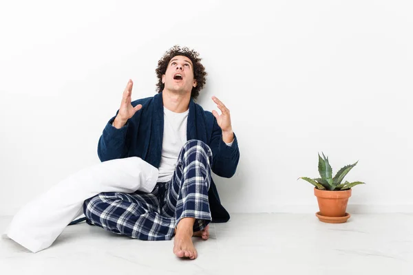 Olgun Bir Adam Pijamasını Giymiş Evde Oturmuş Gökyüzüne Haykırıyor Yukarı — Stok fotoğraf