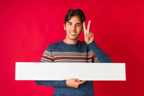 Junger Mann Hält Ein Plakat Mit Siegeszeichen Der Hand Und — Stockfoto