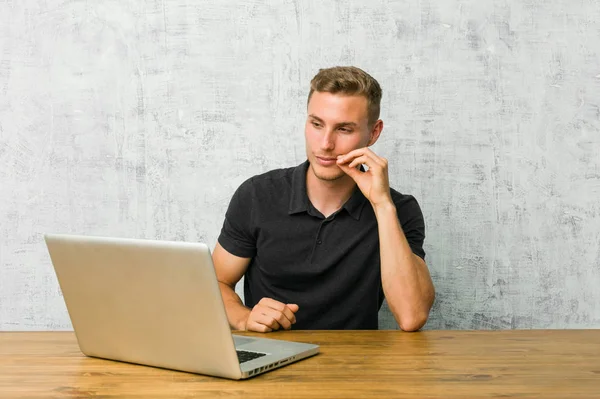 Jong Ondernemer Werken Met Zijn Laptop Een Bureau Met Vingers — Stockfoto