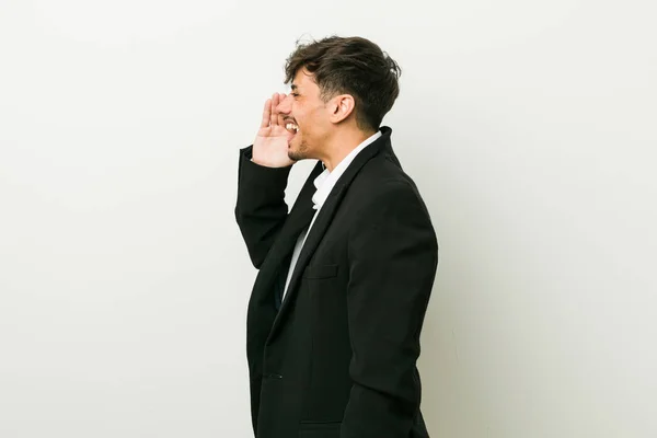 Young Business Hispanic Man Shouting Holding Palm Opened Mouth — Stock Photo, Image