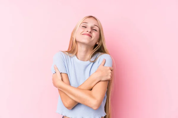 Mujer Rubia Joven Sobre Los Abrazos Fondo Rosa Sonriente Despreocupada —  Fotos de Stock