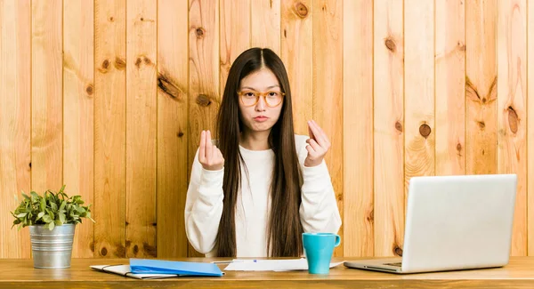 Jovem Chinesa Estudando Sua Mesa Mostrando Que Ela Não Tem — Fotografia de Stock