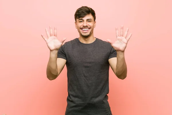Jovem Hispânico Casual Homem Mostrando Número Dez Com Mãos — Fotografia de Stock
