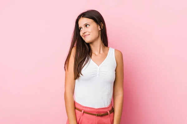 Jonge Leuke Vrouw Droomt Van Het Bereiken Van Doelstellingen Doeleinden — Stockfoto