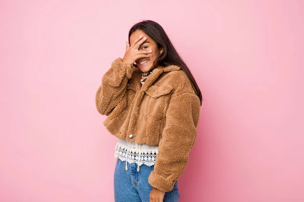 Jong Gemengd Ras Indiaanse Vrouw Het Dragen Van Een Korte — Stockfoto