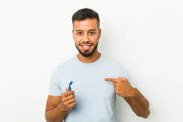 Joven Hombre Sudasiático Sosteniendo Una Hoja Afeitar Persona Señalando Mano — Foto de Stock