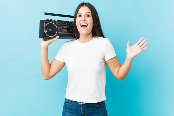 Jovem Caucasiana Segurando Guetto Blaster Celebrando Uma Vitória Sucesso — Fotografia de Stock