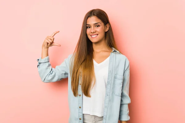 Joven Mujer Delgada Sosteniendo Algo Poco Con Los Antepasados Sonriendo —  Fotos de Stock