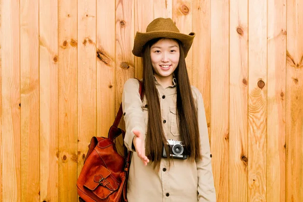 年轻的中国女旅行家手牵着相机致意 — 图库照片