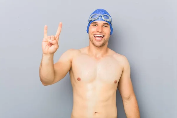 Jovem Nadador Profissional Mostrando Gesto Chifres Como Conceito Revolução — Fotografia de Stock