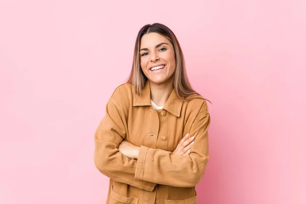 Joven Mujer Caucásica Aislada Riendo Divirtiéndose —  Fotos de Stock