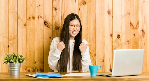 Joven Mujer China Estudiando Escritorio Levantando Ambos Pulgares Hacia Arriba —  Fotos de Stock