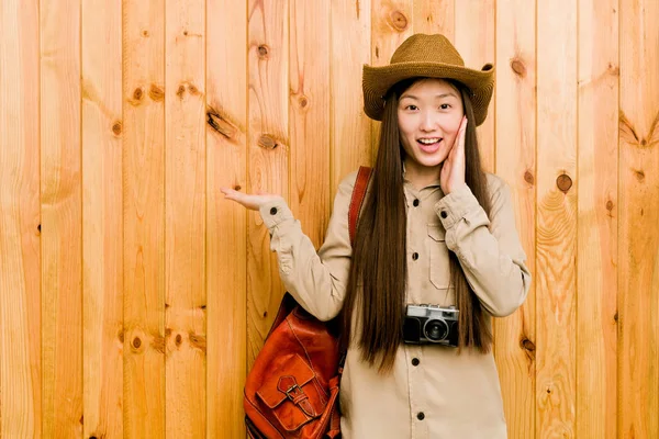 Joven Viajera China Sostiene Espacio Copia Una Palma Mantener Mano —  Fotos de Stock