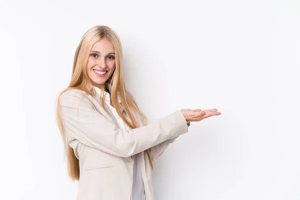 Jovem Mulher Loira Negócios Fundo Branco Segurando Espaço Cópia Uma — Fotografia de Stock