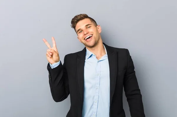 Joven Guapo Caucásico Hombre Alegre Despreocupado Mostrando Símbolo Paz Con — Foto de Stock