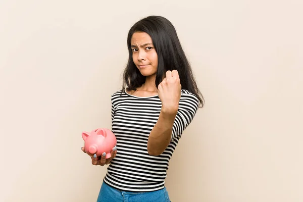 Jovem Mulher Asiática Segurando Porquinho Banco Mostrando Punho Para Câmera — Fotografia de Stock