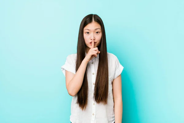 Joven Mujer China Bonita Guardando Secreto Pidiendo Silencio —  Fotos de Stock