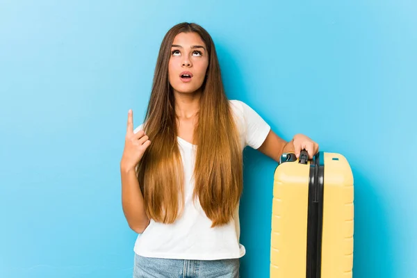 Young Caucasian Woman Holding Travel Suitcase Pointing Upside Opened Mouth — 스톡 사진