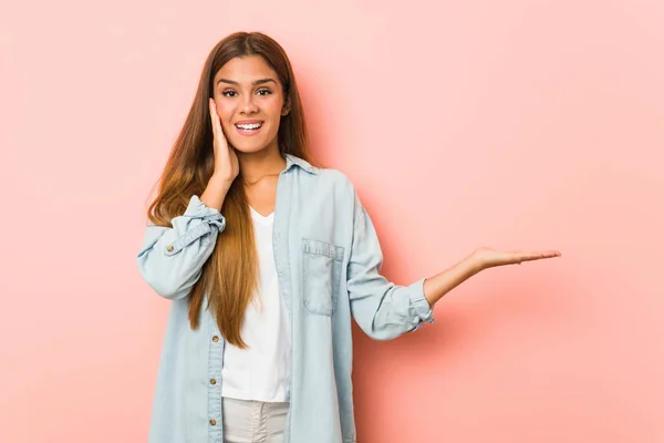 Donna Magra Giovane Tiene Spazio Copia Una Palma Tenga Mano — Foto Stock