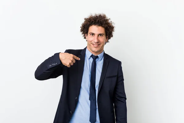 Νέοι Επιχειρηματίες Σγουρά Άνθρωπος Κατά Λευκό Φόντο Πρόσωπο Δείχνει Χέρι — Φωτογραφία Αρχείου