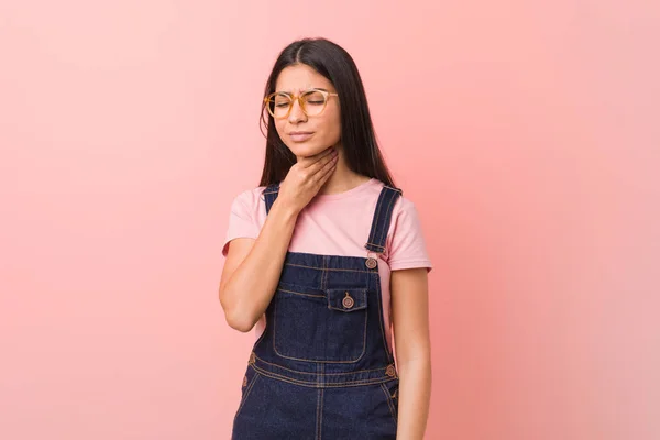 Jovem Bonita Árabe Mulher Vestindo Jeans Dungaree Sofre Dor Garganta — Fotografia de Stock