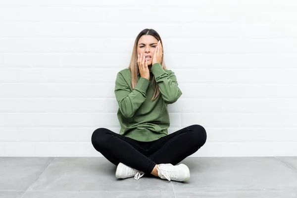 Jovem Caucasiana Sentada Chão Choramingando Chorando Desconsoladamente — Fotografia de Stock