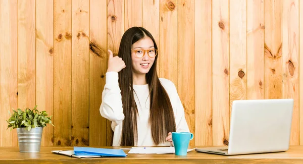 Joven Mujer China Estudiando Sus Puntos Escritorio Con Dedo Pulgar —  Fotos de Stock