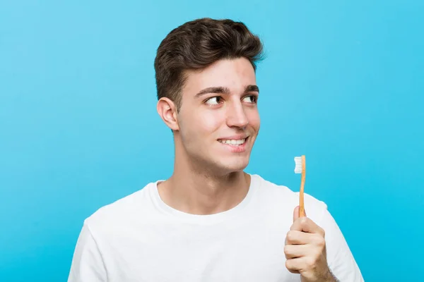 Joven Hombre Caucásico Sosteniendo Cepillo Dientes Joven Mujer India Usando —  Fotos de Stock