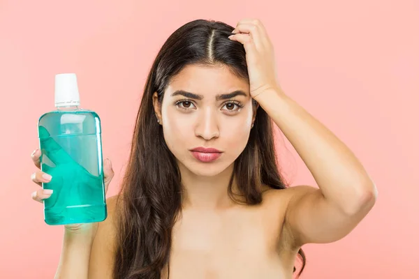 Joven Mujer India Sosteniendo Una Botella Enjuague Bucal Siendo Sorprendido —  Fotos de Stock