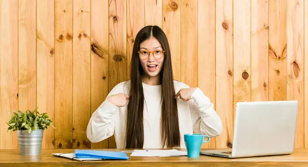 Joven Mujer China Estudiando Escritorio Sorprendida Señalando Con Dedo Sonriendo —  Fotos de Stock