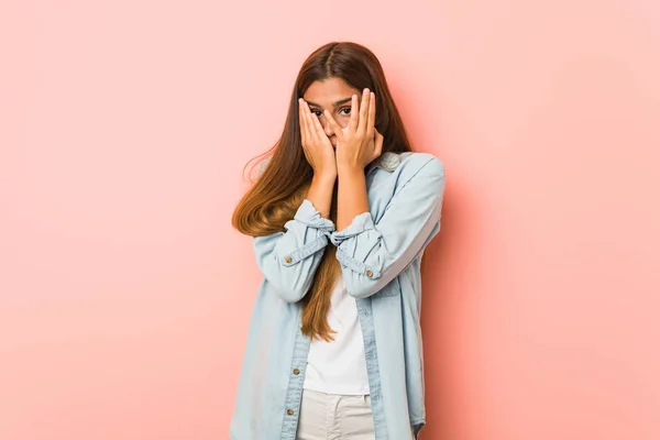 Jeune Femme Mince Cligner Des Yeux Travers Les Doigts Effrayé — Photo