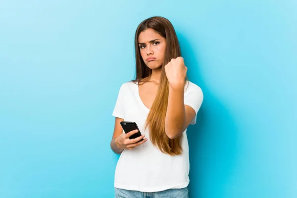 Молодая Белая Женщина Держит Телефон Показывая Кулак Камере Агрессивное Выражение — стоковое фото