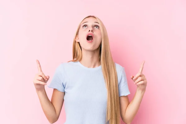 Ung Blond Kvinna Rosa Bakgrund Pekar Upp Och Med Öppnad — Stockfoto