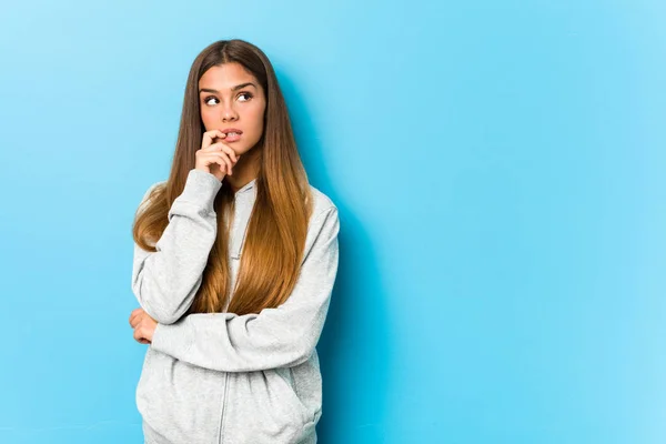 Giovane Donna Sportiva Rilassato Pensando Qualcosa Guardando Uno Spazio Copia — Foto Stock