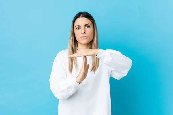 Jovem Caucasiana Isolada Mostrando Gesto Tempo Limite — Fotografia de Stock