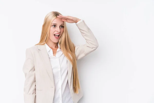 Jovem Mulher Loira Negócios Fundo Branco Olhando Para Longe Mantendo — Fotografia de Stock