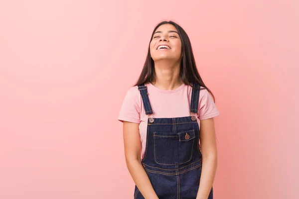 Jovem Bonita Árabe Mulher Vestindo Jeans Dungaree Relaxado Feliz Rindo — Fotografia de Stock