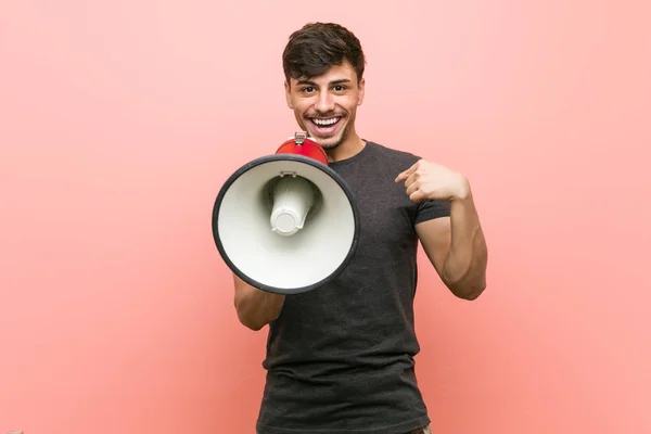 Молодий Іспаномовний Чоловік Тримає Мегафон Здивований Вказуючи Себе Посміхаючись Широко — стокове фото