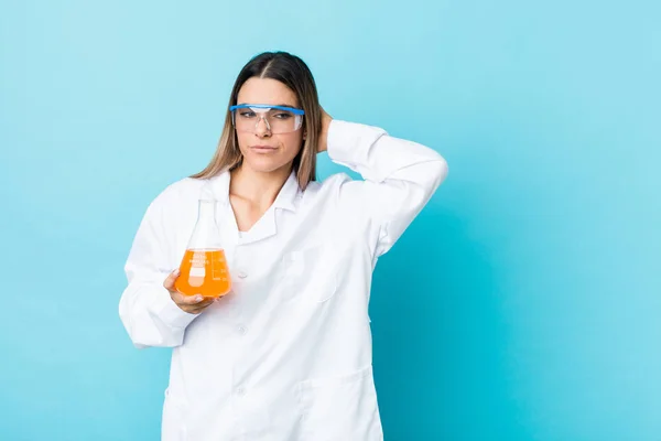 Junge Wissenschaftlerin Die Den Hinterkopf Berührt Nachdenkt Und Eine Wahl — Stockfoto