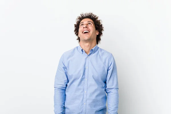 Junger Lockiger Reifer Mann Elegantem Hemd Entspannt Und Glücklich Lachend — Stockfoto