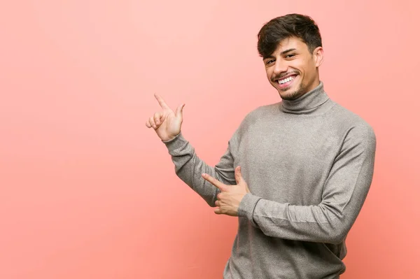 Junger Intelligenter Student Zeigt Mit Den Zeigefingern Auf Einen Kopierraum — Stockfoto