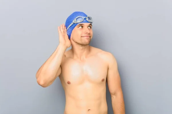 Młody Profesjonalny Pływak Próbuje Słuchać Plotek — Zdjęcie stockowe