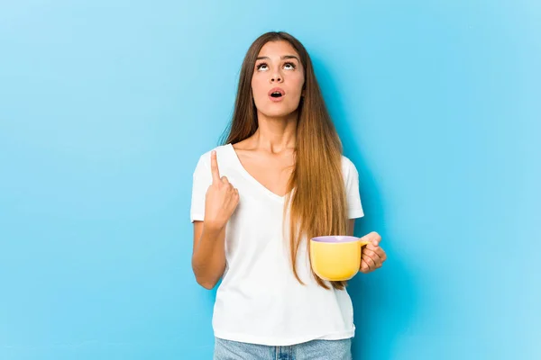 Jovem Caucasiana Segurando Uma Caneca Café Apontando Cabeça Com Boca — Fotografia de Stock