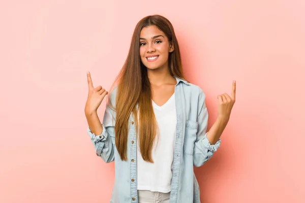Young Slim Woman Indicates Both Fore Fingers Showing Blank Space — Stock Photo, Image