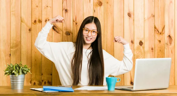 Молода Китайка Яка Вчиться Письмовому Столі Показує Сильний Жест Руками — стокове фото