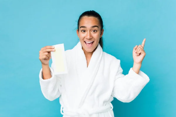 Joven Mestizo Indio Sosteniendo Una Banda Depilatoria Sonriendo Alegremente Señalando — Foto de Stock