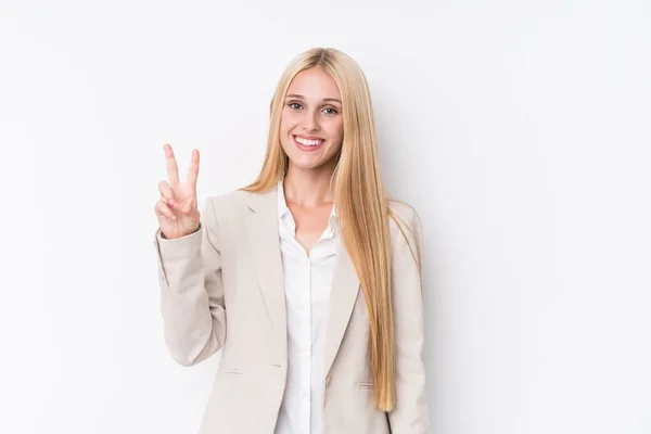 Jovem Mulher Loira Negócios Fundo Branco Mostrando Sinal Vitória Sorrindo — Fotografia de Stock