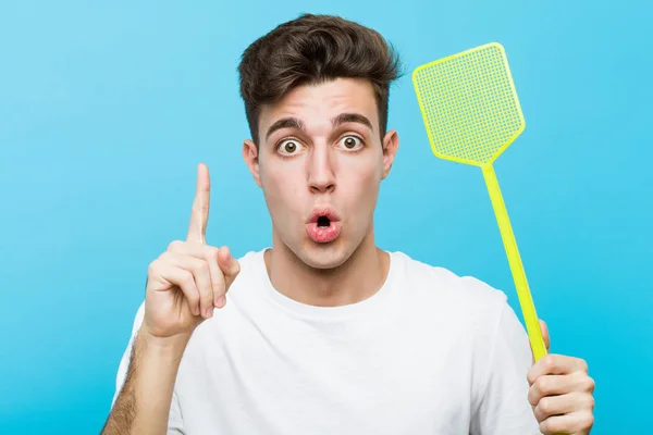 Young Caucasian Man Holding Fly Swatter Having Some Great Idea — Stock Photo, Image