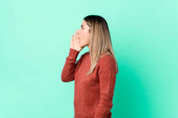 Jeune Femme Caucasienne Isolée Criant Tenant Paume Près Bouche Ouverte — Photo