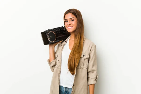 Joven Mujer Caucásica Sosteniendo Guetto Blaster Feliz Sonriente Alegre — Foto de Stock